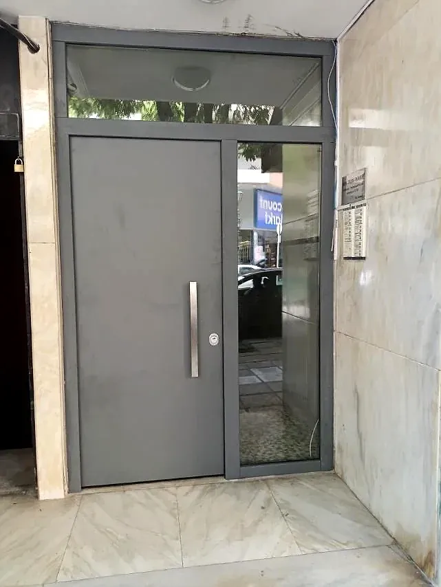 Ανθρακί θωρακισμένη είσοδος πολυκατοικίας με τρίπλεξ τζάμια.